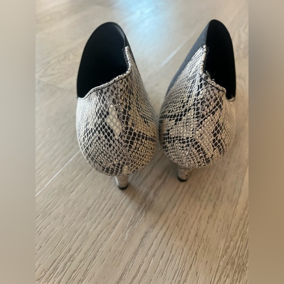 Andrew Geller women's Vienna kitten Heel Booties  Snakeskin Size 7.5 Slip-On - Picture 4 of 8